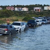 Zabavili javnost: Parkirali automobile na plaže pa ih pronašli kako plivaju