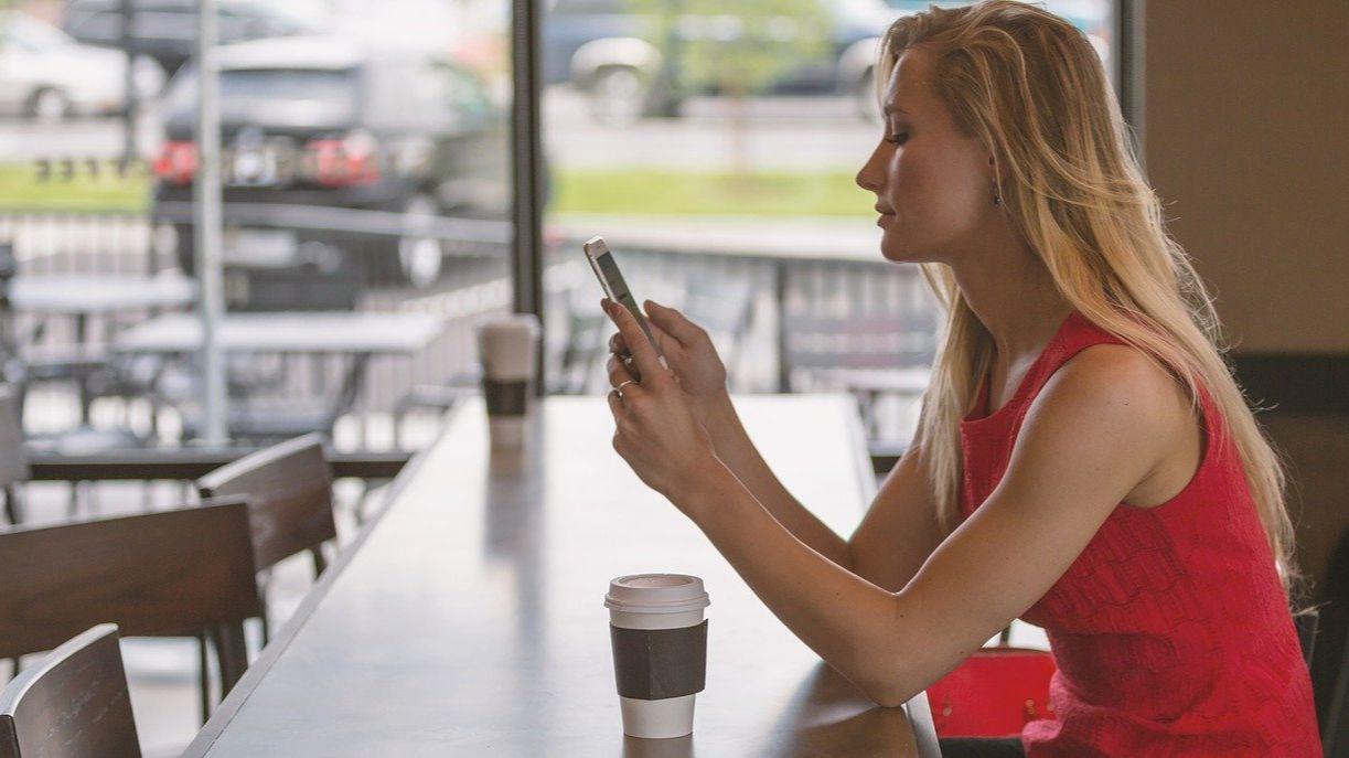Stručnjaci s Harvarda istraživali: Zašto je opasno stalno gledanje u mobitel