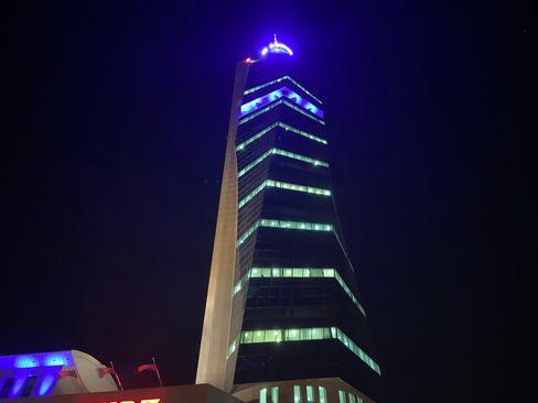 "Avaz Twist Tower" u plavoj boji  - Avaz