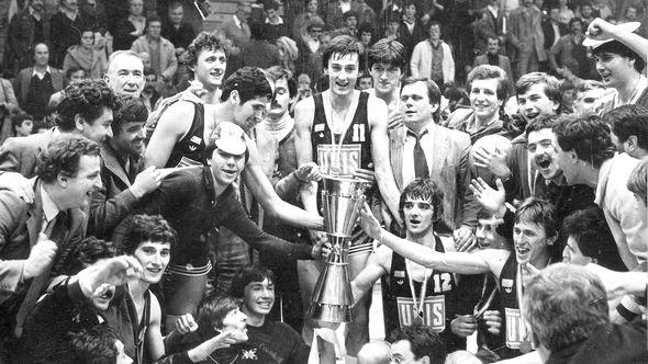Košarkaši Bosne sa trofejem tadašnjeg Kupa Šampiona - Avaz