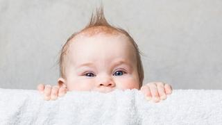 Zašto se neke bebe rađaju s kosom, a druge budu ćelave