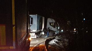 Haos na putu Tuzla - Sarajevo: U Stuparima proklizao kamion, blokiran put