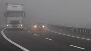 Saobraća se po mokrom ili vlažnom kolovozu, magla pravi probleme na brojnim putnim pravcima