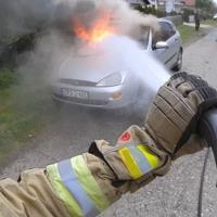 Gorio automobil u Prijedoru: Vatrogasci brzo reagirali