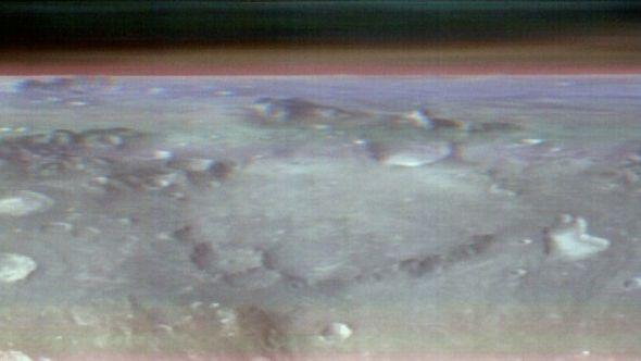 Suha površina Marsa, prepuna kratera, pruža se u prvom planu - Avaz