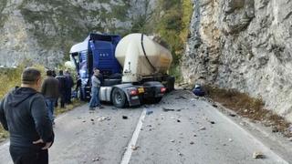 Obustavljen saobraćaj od Višegrada prema granici sa Srbijom: U nesreći povrijeđen vozač kamiona