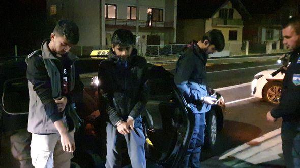 Policija zaustavila taksi koji je prevozio pet migranata - Avaz