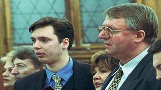 Vučić izjavio da tokom opsade Sarajeva nije nosio pušku već kišobran, oglasio se i Šešelj