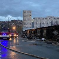 Foto + video / Ugašen požar na Otoci, napravljena je velika šteta: Izgorjeli boksovi, oštećena i obližnja zgrada