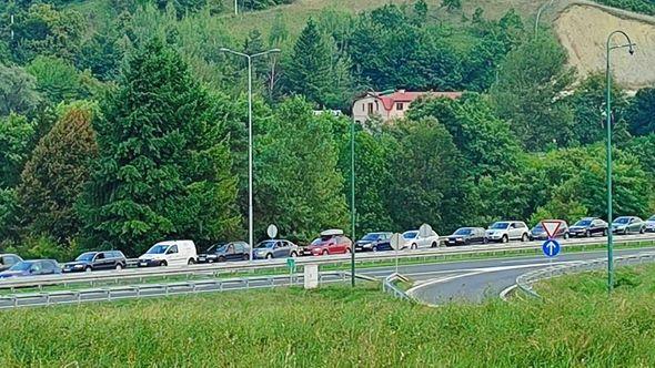 Kilometarske kolone na ulazu u Sarajevo - Avaz