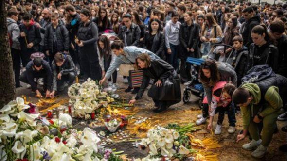 Brojni građani odali počast ubijenim učenicima nakon masakra u školi "Vladislav Ribnikar" - Avaz