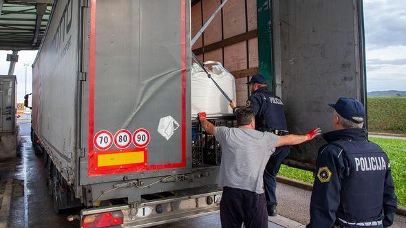Slovenski carinici pregledavaju kamione - Avaz