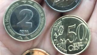 Hrvati se navikavaju na Euro: Čekao kusur, pa dobio sve i svašta, među kovanicama i 2 KM