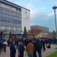 Radnici zeničkog ArcelorMittala i danas dva sata protestiraju pred zgradom uprave