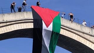 Zastava i skok sa Starog mosta u znak podrške Palestini