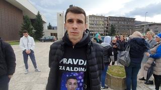 Video / Porodica i prijatelji ubijenog mladića Aldina Matića okupili se ispred zgrade Tužilaštva u Zenici