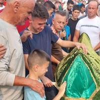 Da srce pukne: Sinovi poginulog Emira Šuvalića iz Živinica su posljednji put dodirnuli tabut svog oca