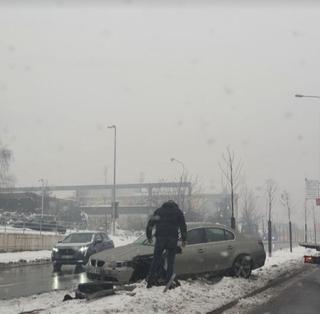 BMW-om sletio sa ceste: Velika šteta na vozilu, otpao mu i točak