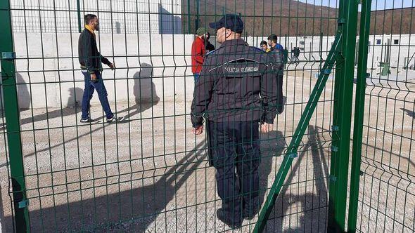 Service for Foreigners' Affairs forcibly removes two illegal migrants from BiH - Avaz