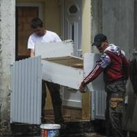 Velika šteta od poplava u Tesliću: Mještani čiste poplavljene kuće, puteve i dvorišta