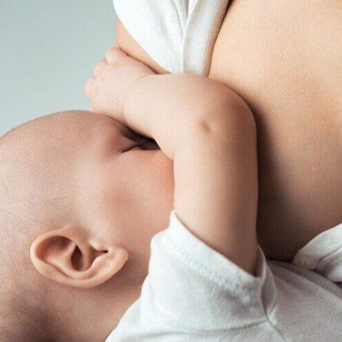 Mijenja li se zaista majčino mlijeko kad je beba koja doji bolesna