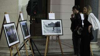 Izložbom “Između strahova i nade“ u Vijećnici obilježena 28. godišnjica genocida u Srebrenici