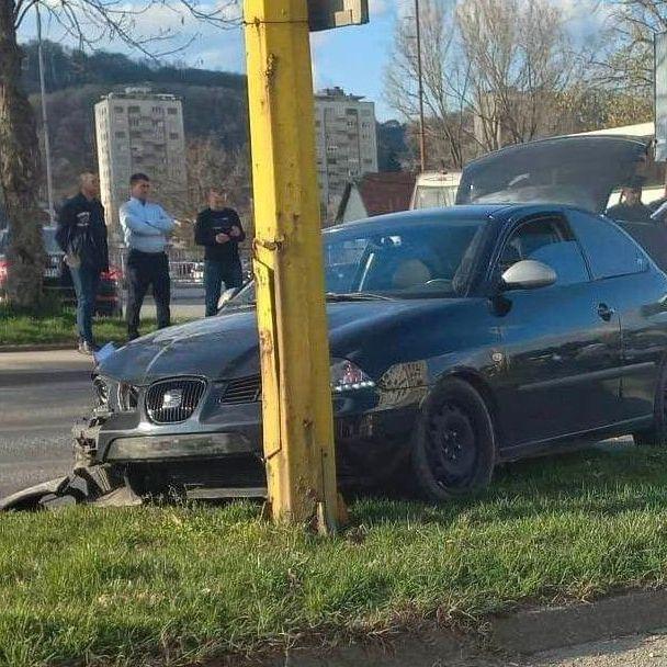Saobraćajna nesreća u Tuzli: Učestvovala dva vozila, jedna osoba povrijeđena