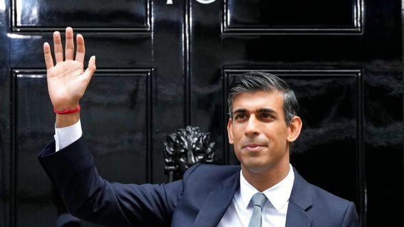 New British Prime Minister Rishi Sunak waves after arriving at Downing Street in London - Avaz