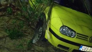 Haos u sarajevskom naselju: Pijani vozač golfom uletio u avliju, pa se zabio u drvo!