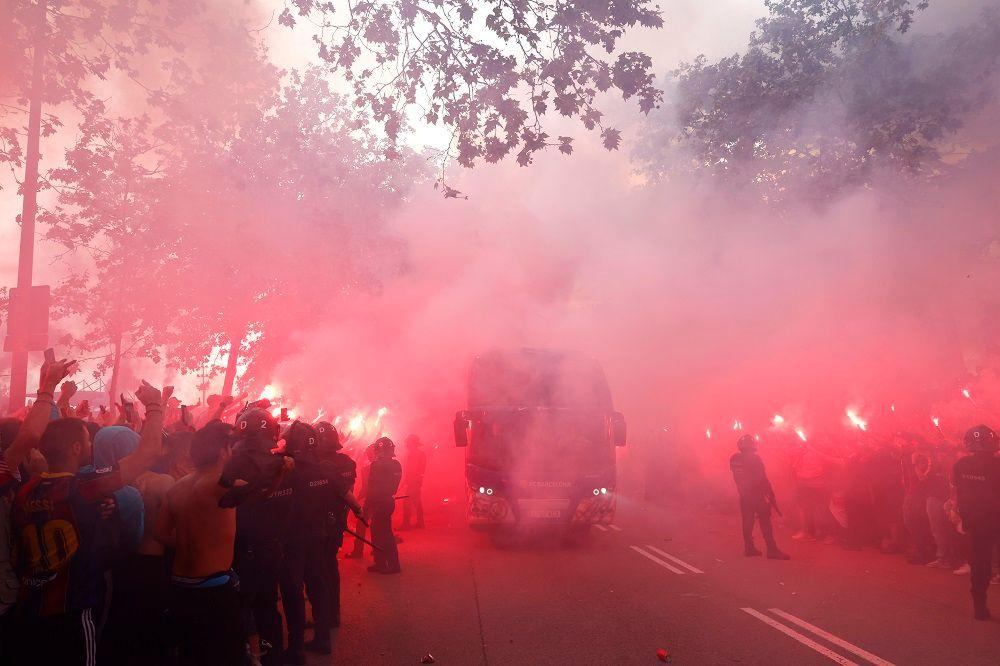 Neredi uoči utakmice: Navijači Barcelone gađali autobus sa svojim igračima, vrijeđali su i Vinisijusa