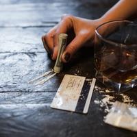 Šokantan snimak iz Slavonskog Broda: Usred dana šmrkao kokain u bašti kafića