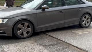 Video / Automobili u opasnosti: Velika razlika u visini ceste na prelazu iz Paromlinske ulice u Ložioničku
