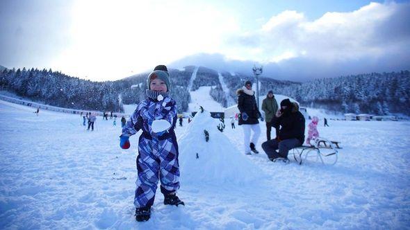 Uživanje u skijanju, sankanju i pravljenju Snješka Bjelića - Avaz