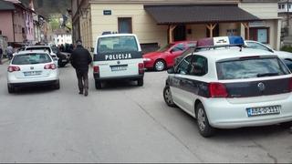 Sa zgrade u Travniku pala 19-godišnjakinja, hitno prebačena na KCUS