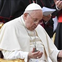 Papa potpisao: Transrodne osobe mogu se krstiti