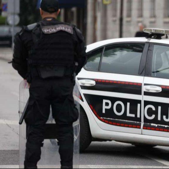 U Jablanici se ispred porodične kuće ubila policajka