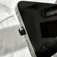 Koristio jeftin punjač za iPhone 15: Kabl se potpuno istopio, oštećen i telefon