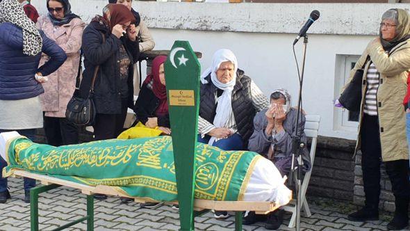 Majka poginulog Nedžada pored tabuta lije gorke suze - Avaz