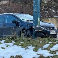 Saobraćajna nesreća kod Željezničke stanice: Automobilom se zapucao u stub od rasvjete