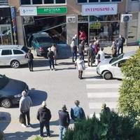 Saobraćajna nesreća u Brčkom: Zabio se vozilom u izlog apoteke