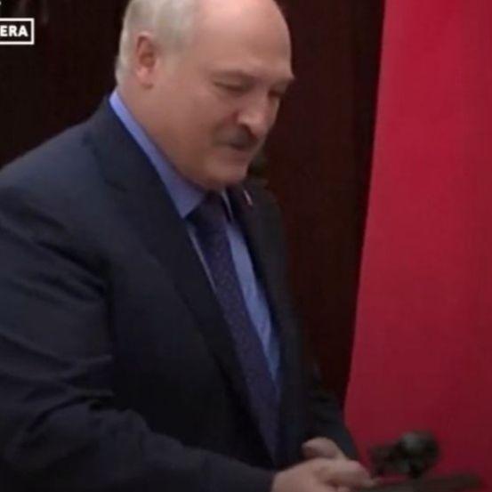 Lukašenko na poklon dobio repliku atomske bombe: "Pa to je stara verzija"
