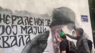 Građani Beograda uklanjaju mural Ratka Mladića na Vračaru