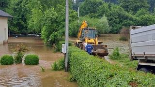 Poplave pogodile Teslić: Vatrogasci i civilna zaštita na terenu, poplavljena domaćinstva i polja