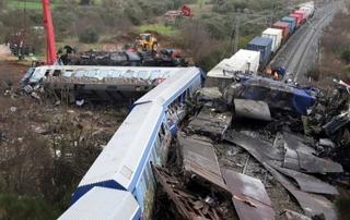 Jutro nakon sudara vozova u Grčkoj: Dron traži nestale, dizalica uklanja olupine