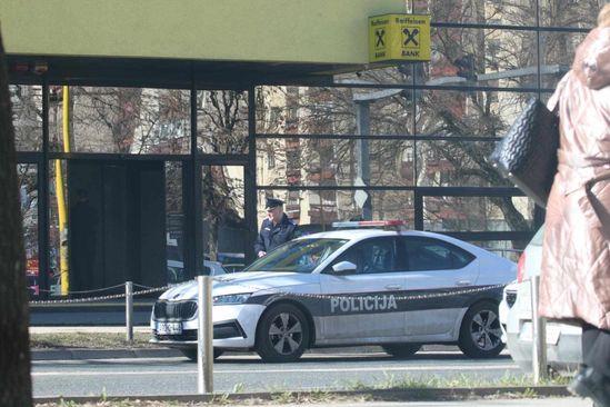Policija ispred banke - Avaz