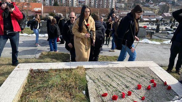 Polaganje cvijeća na grobu Gorana Čengića - Avaz
