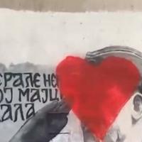 Narodni poslanik i građani prekrečili mural Ratka Mladića u Beogradu: Nacrtali crveno srce i otišli 