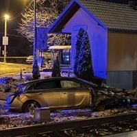 Užas u BiH: Voz naletio na automobil