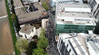 Fotografije i video iz zraka: Pogledajte koliko ljudi se nalazi na protestima ispred Parlamenta FBiH