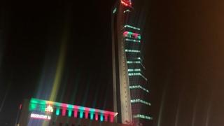 "Avaz Twist Tower" osvijetljen u zelenoj i crvenoj boji povodom Nove godine